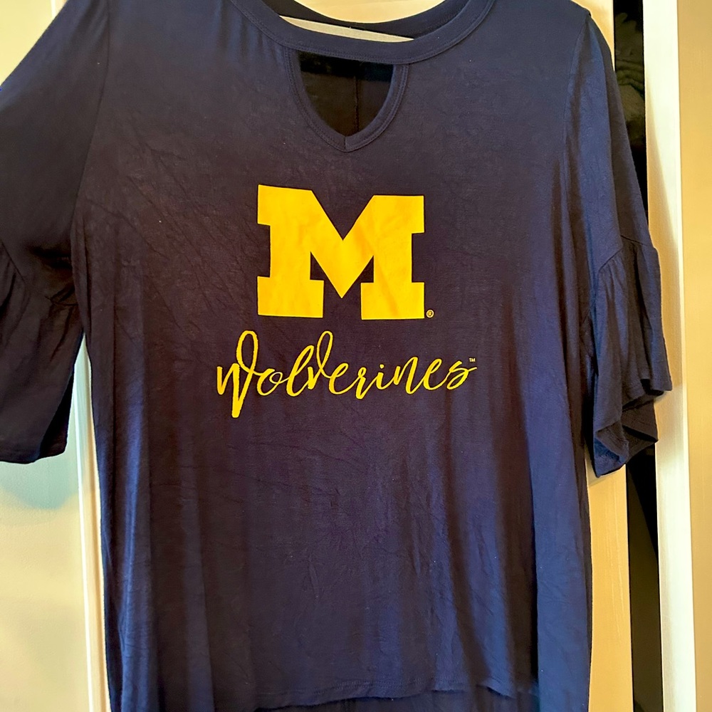 Michigan key-hole ruffle sleeve top